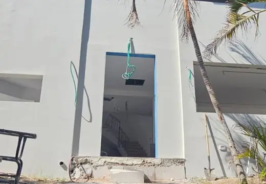 חזית בית פרטי בזמן שיפוץ