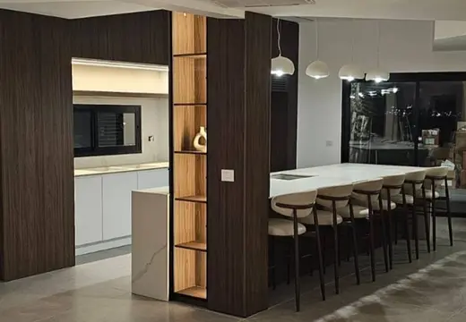 מטבח חדש עם אי בבית ברחוב היסמין