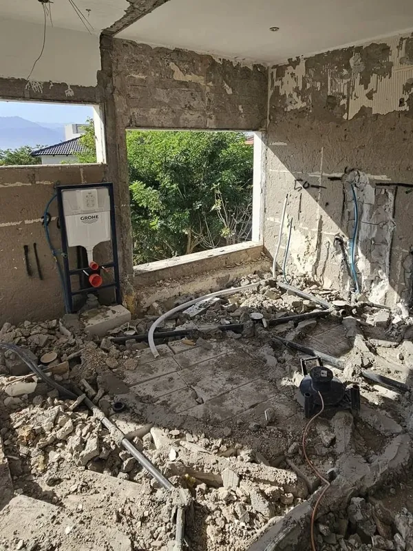 פתיחת קיר לחלון גדול עם נוף להרים