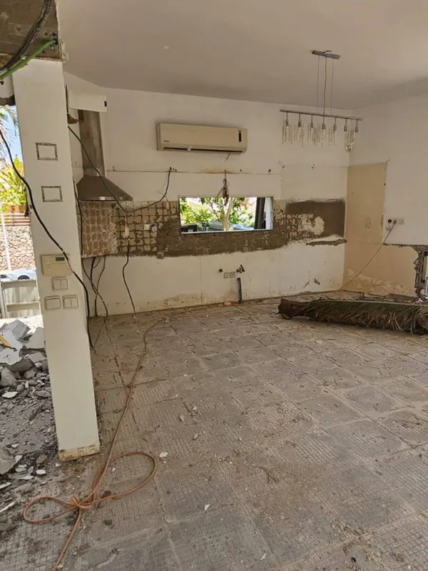 קיר המטבח אחרי פירוק, עם נקודות חשמל ומים חדשות