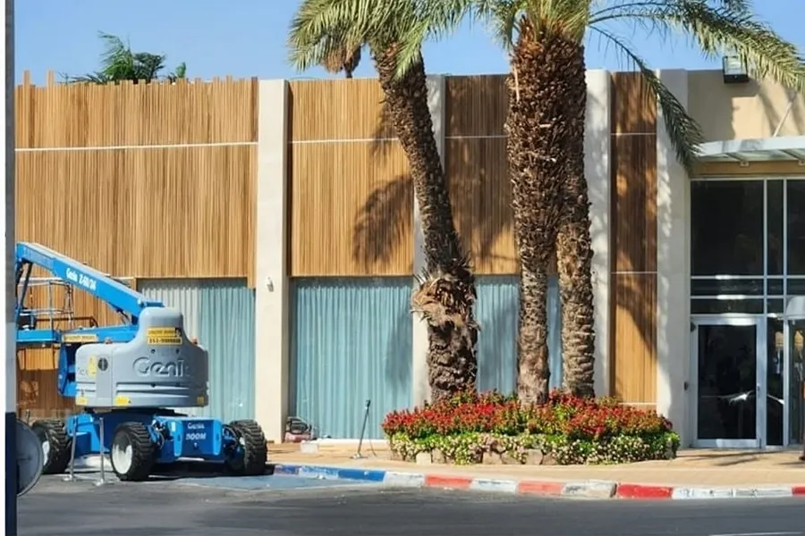 כניסת המלון אחרי החידוש עם חיפוי עץ ודקלים