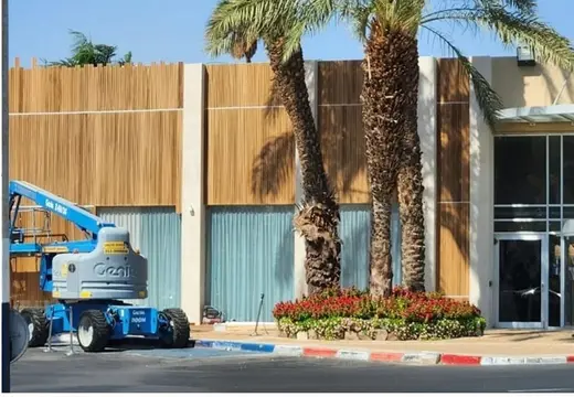 חזית מלון אסטרל וילג' אחרי חיפוי העץ