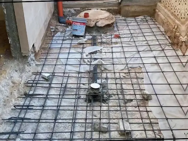 רשת ברזל זיון על רצפה לפני יציקת בטון