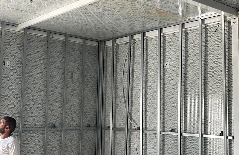 חלל מסחרי גדול עם קונסטרוקציית גבס בשלבי בנייה