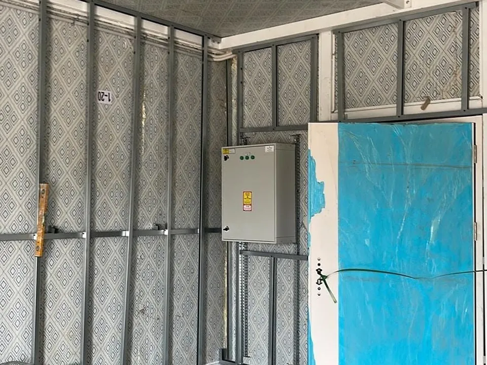 קונסטרוקציית גבס עם לוח חשמל ותשתיות בחלל מסחרי