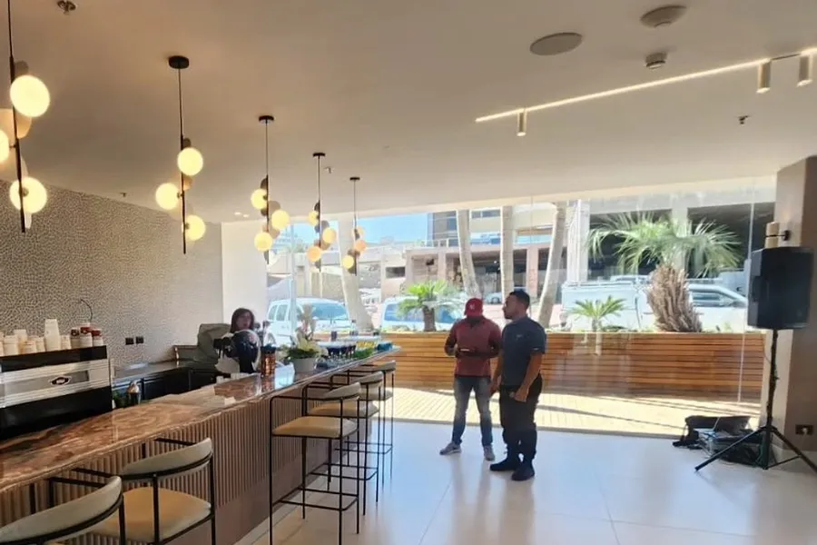 הבר החדש בלובי: דלפק שיש, כיסאות בר ותאורה תלויה, מבט אל הכניסה