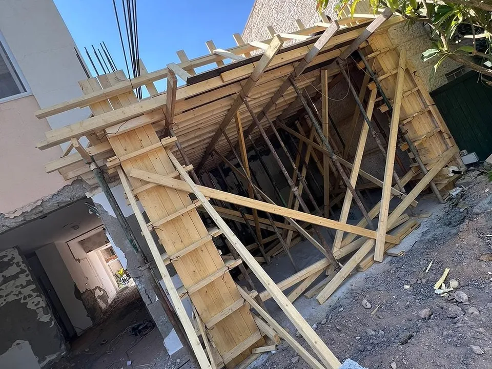 טפסות עץ ליציקת בטון בשלב השלד באתר בנייה