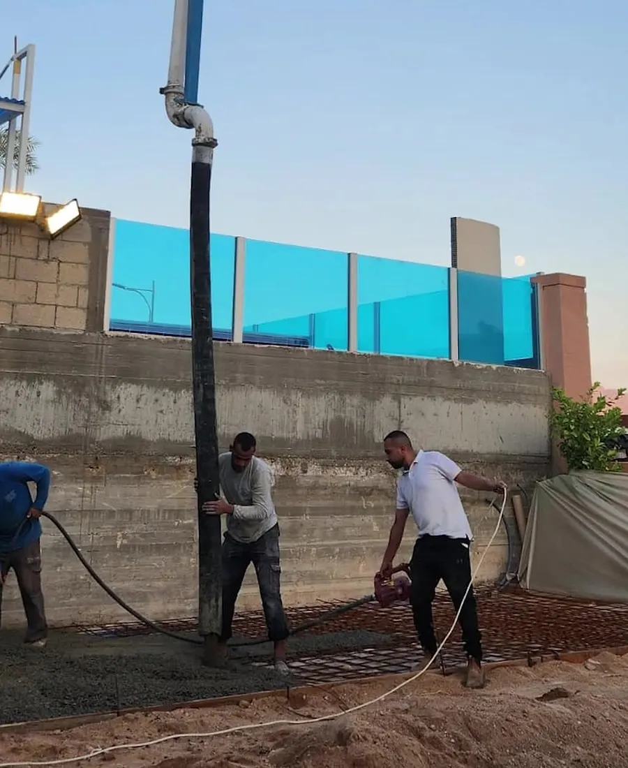 צוות הנדסה שלבי אחמד ביציקת בטון באתר בנייה באילת