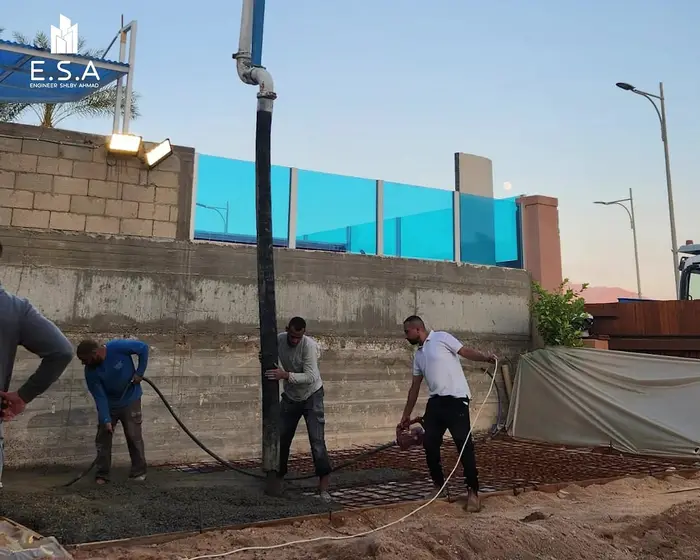 צוות בעבודה באתר בנייה