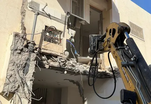 מחפרון בעבודות הריסה